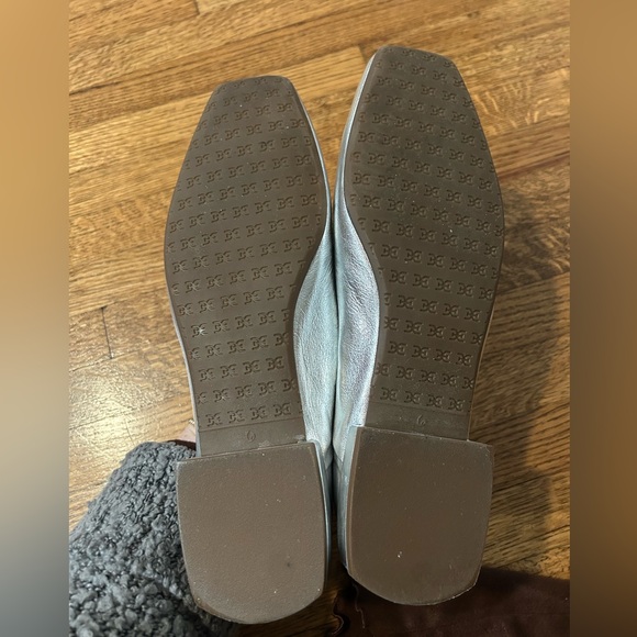 Sam Edelman Kacey Silver Flats- size 6 - Picture 9 of 9